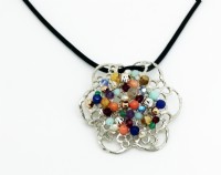 שרשרת פרח תחרה צבעוני עם אבני חן